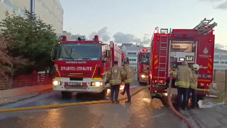 Arnavutköy‘de 6 katlı iş merkezinde korkutan yangın