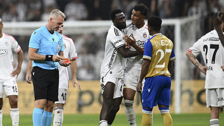 Beşiktaş taraftarından futbolculara ve Solskjaere sert tepki