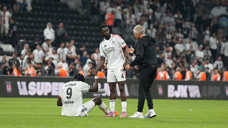 Beşiktaş taraftarından futbolculara ve Solskjaere sert tepki