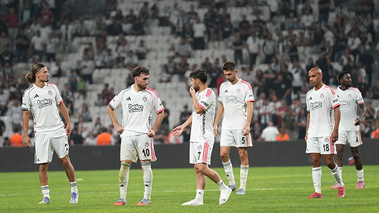 Beşiktaş taraftarından futbolculara ve Solskjaere sert tepki