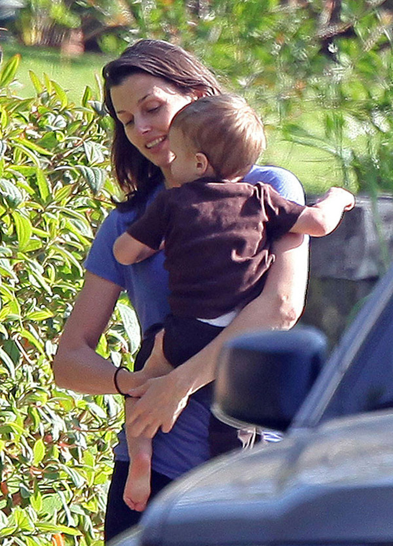 Karnında çocuğuyla bir başkası için terk edilmişti… Kucağındaki o küçük bebek şimdi boyunu geçti