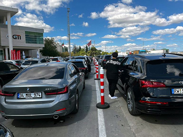 Kilometrelerce araç kuyruğu oluştu Dönüş yolunda hüzün: Hasret kolay dinmiyor, 1 aya sığmıyor