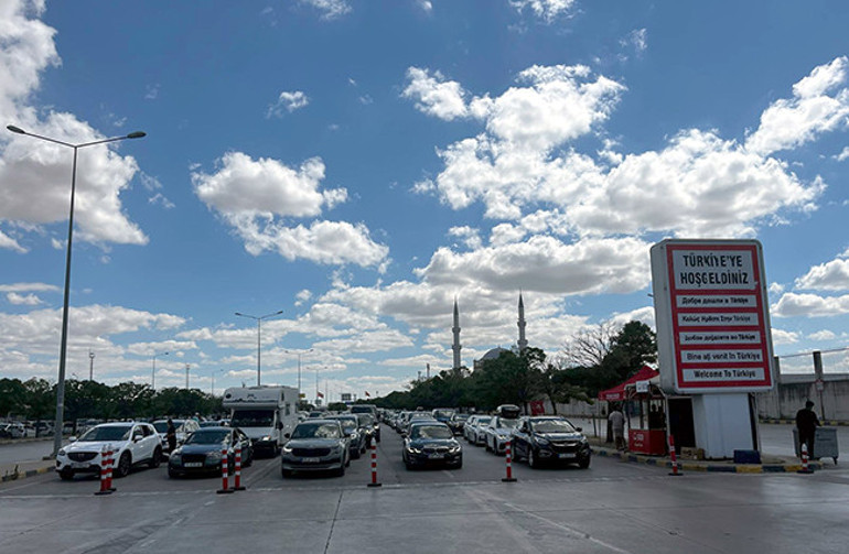 Kilometrelerce araç kuyruğu oluştu Dönüş yolunda hüzün: Hasret kolay dinmiyor, 1 aya sığmıyor