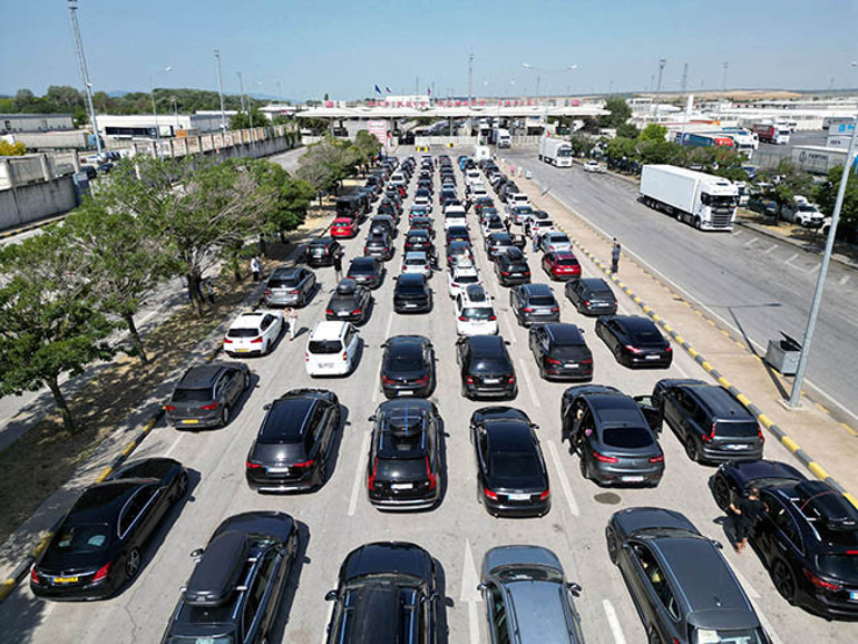Kilometrelerce araç kuyruğu oluştu Dönüş yolunda hüzün: Hasret kolay dinmiyor, 1 aya sığmıyor