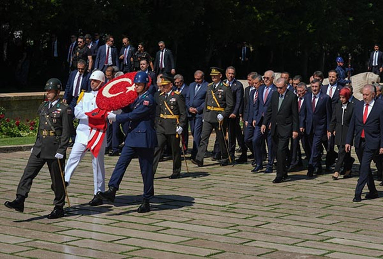 30 Ağustos Zaferinin 103. yıl dönümü... Cumhurbaşkanı Erdoğan ve devlet erkanı Anıtkabiri ziyaret etti