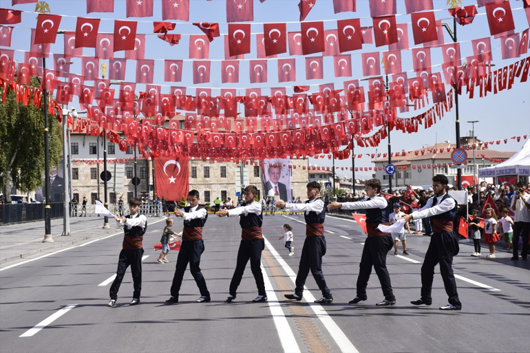 Tüm yurtta 30 Ağustos Zafer Bayramı coşkusu