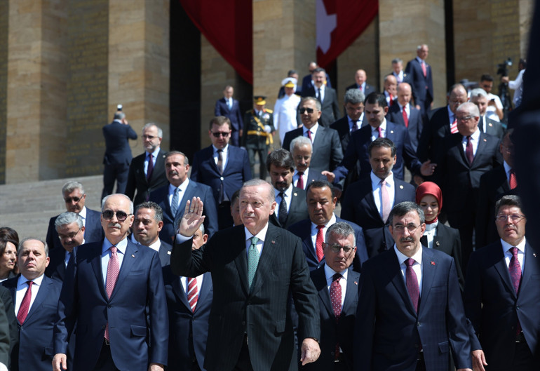 30 Ağustos Zaferinin 103. yıl dönümü... Cumhurbaşkanı Erdoğan ve devlet erkanı Anıtkabiri ziyaret etti