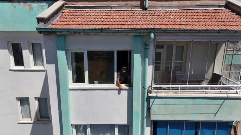 Duvara açılan delikten çıkıp şehri dolaşıp geri geliyorlar