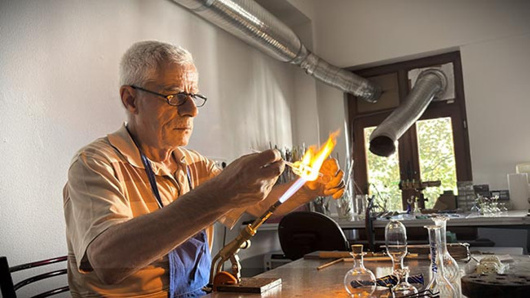 Bu şişelere gözyaşlarını dolduruyorlarmış: Sadakatin göstergesiydi