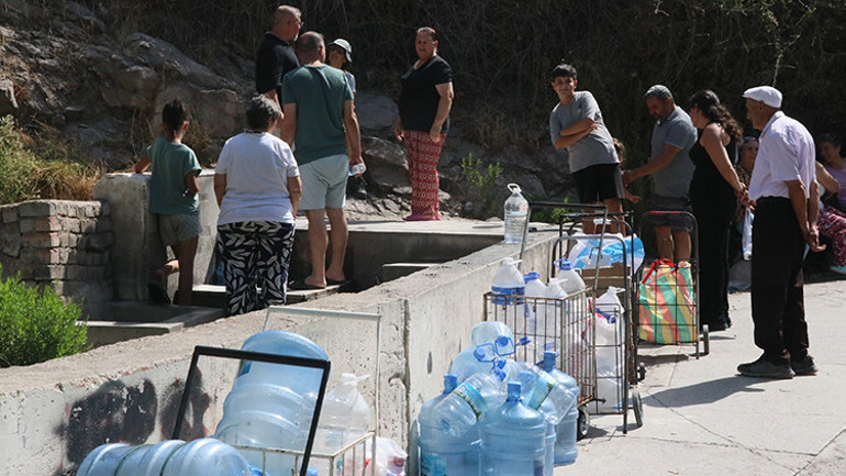 Çiğlide çeşmede kuyruğu oluştu