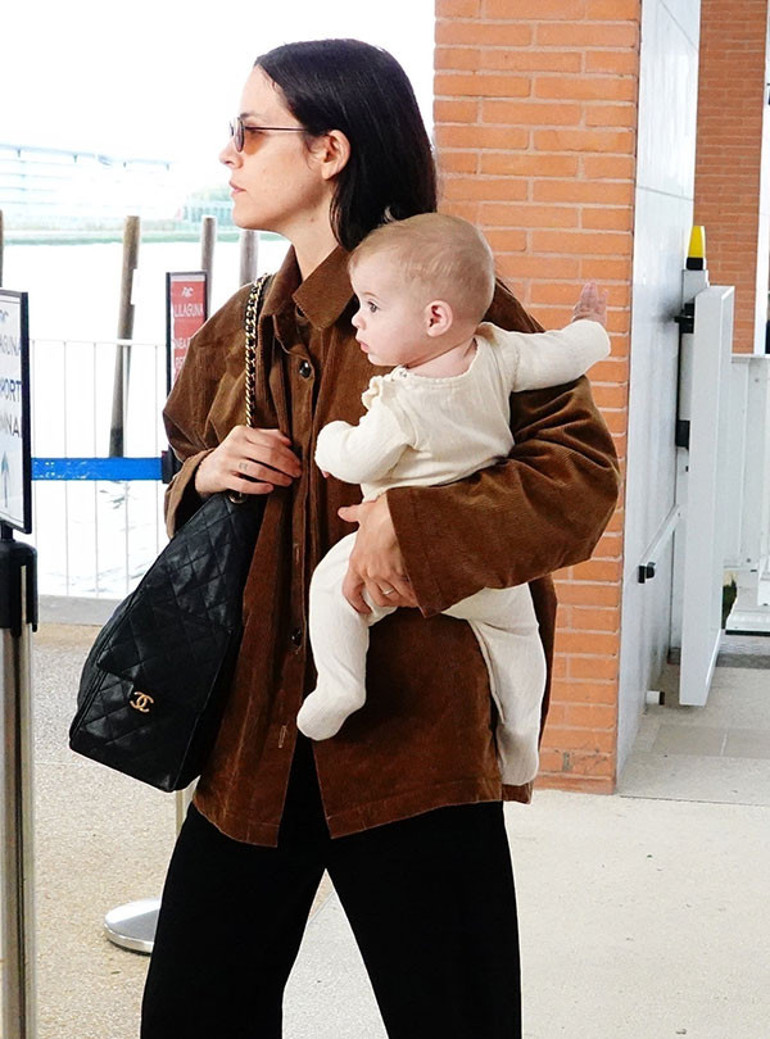 Ünlü ailenin varisi gizlice ikinci kez anne oldu