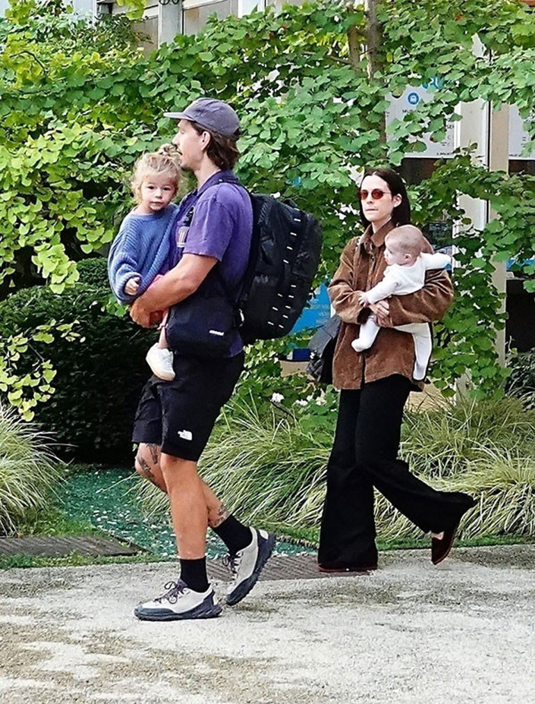 Ünlü ailenin varisi gizlice ikinci kez anne oldu