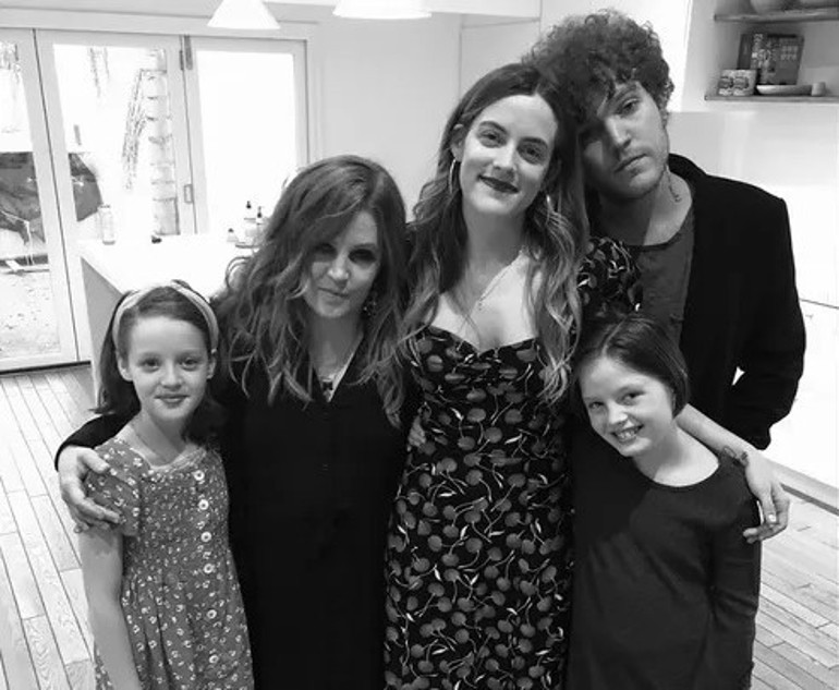 Ünlü ailenin varisi gizlice ikinci kez anne oldu