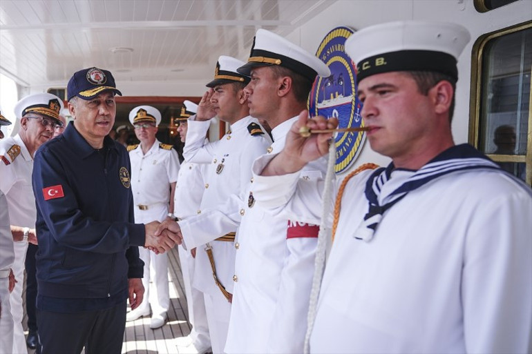 Bakan Yerlikayadan TEKNOFEST Mavi Vatana ziyaret