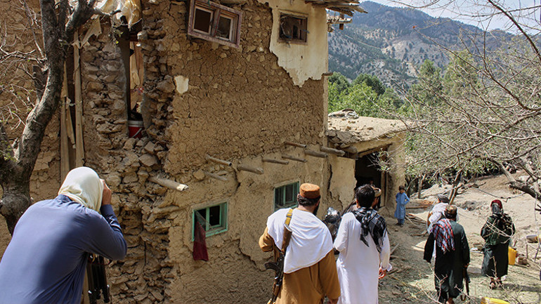 Afganistanda 6 büyüklüğünde deprem Çok sayıda can kaybı: Yollar çöktü, arama kurtarma çalışmaları durma noktasına geldi