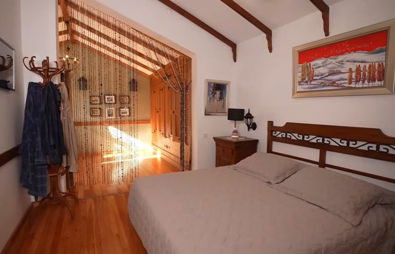 Yeşillikler içinde bir hayat... Usta sanatçı Şiledeki dağ evinin kapılarını açtı