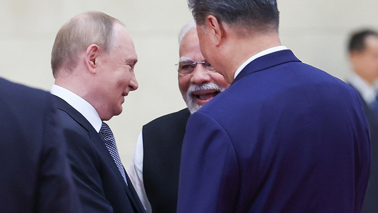 Modi ve Putinin samimiyeti dünya gündemine oturdu: Zirveye damga vuran kareler