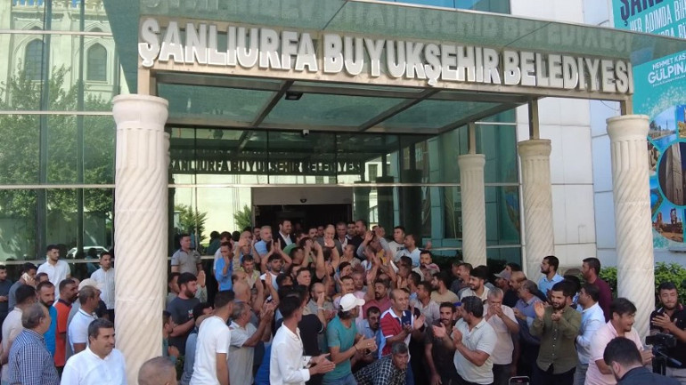 Belediye işçileri kadroya geçmelerini davul-zurna ile kutladı