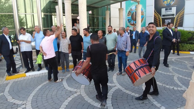 Belediye işçileri kadroya geçmelerini davul-zurna ile kutladı