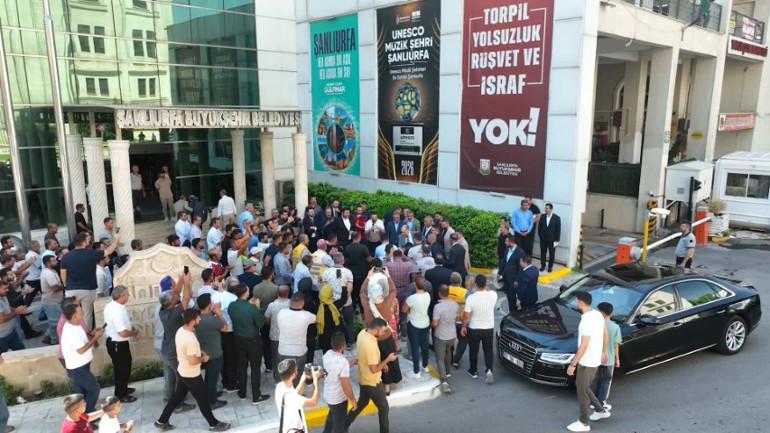 Belediye işçileri kadroya geçmelerini davul-zurna ile kutladı
