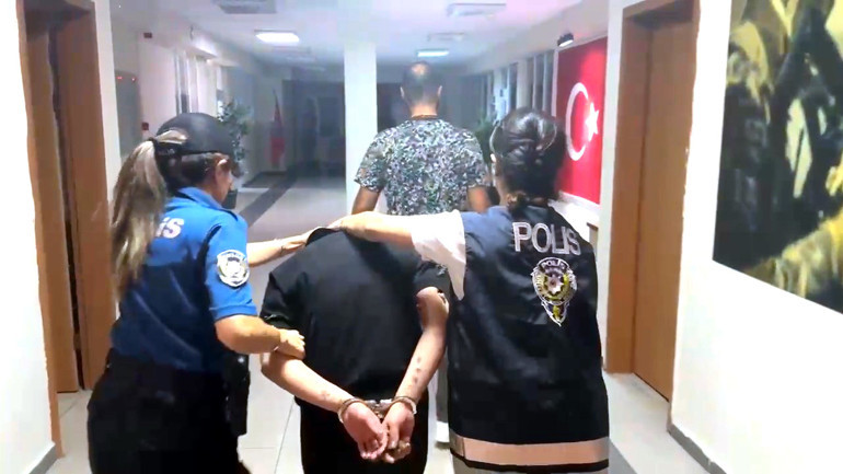 İstanbulda Türk bayrağına saygısızlık | Görüntülerdeki kadın tutuklandı