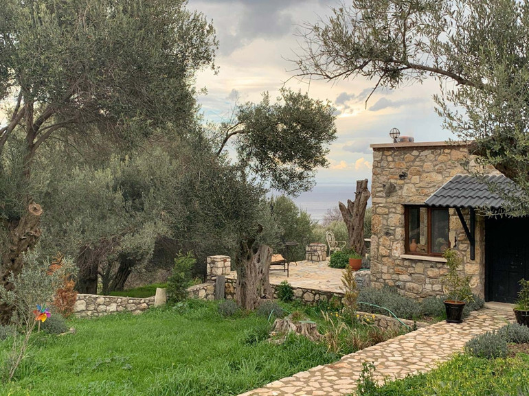 Orda bir köy var, tatil yolumuzun üzerinde...