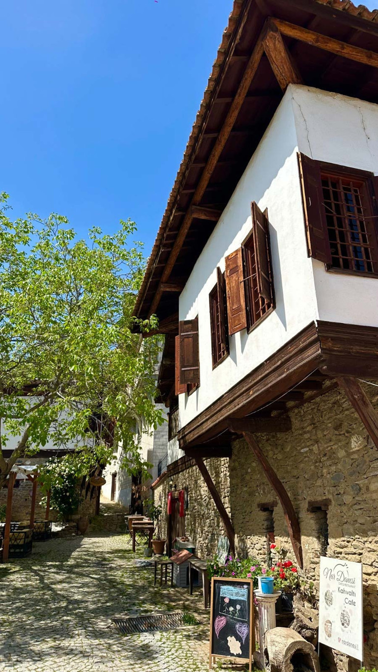 Orda bir köy var, tatil yolumuzun üzerinde...
