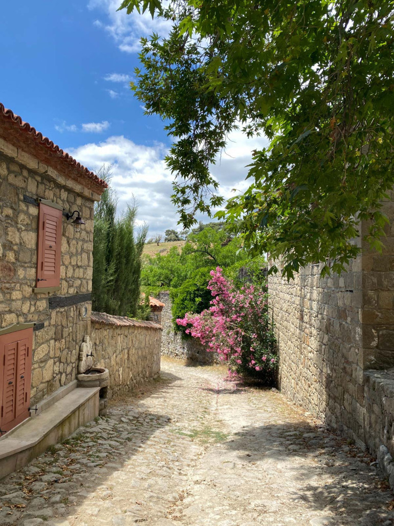 Orda bir köy var, tatil yolumuzun üzerinde...
