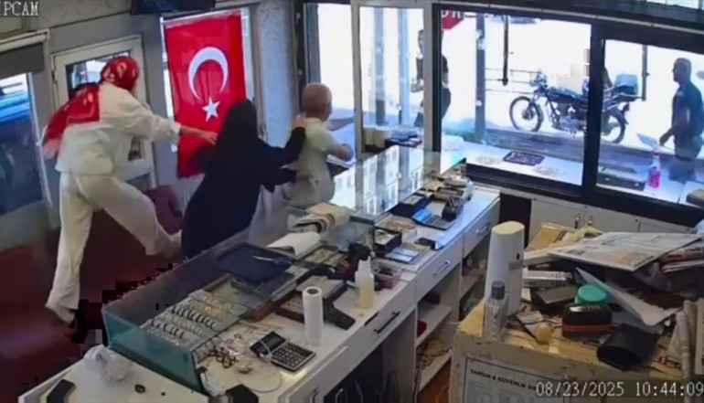 Kuyumcu, hırsızları bıçakla kovaladı Hataydaki soygun girişimi kamerada