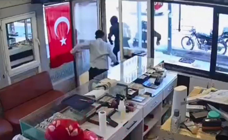 Kuyumcu, hırsızları bıçakla kovaladı Hataydaki soygun girişimi kamerada