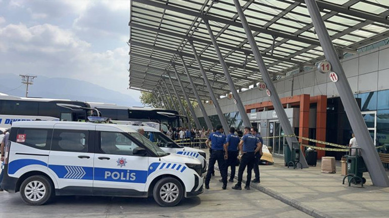 Otobüs terminalinde dehşet: baba kızına tüfekle ateş etti