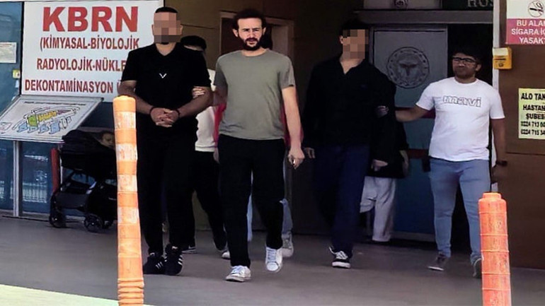 Kadınları taciz ettiği iddiasıyla dövülüp bıçaklandı: 3 gözaltı