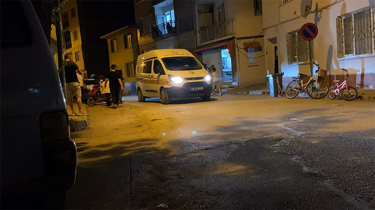 Kadınları taciz ettiği iddiasıyla dövülüp bıçaklandı: 3 gözaltı