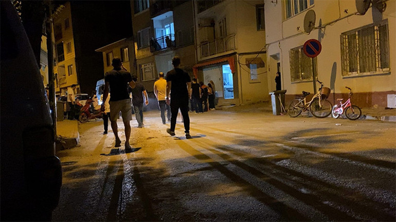 Kadınları taciz ettiği iddiasıyla dövülüp bıçaklandı: 3 gözaltı