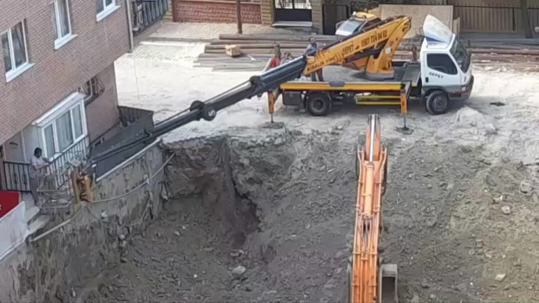 İstanbulda 5 katlı binada yürekler ağza geldi... Evlerine vinçle girip çıktılar