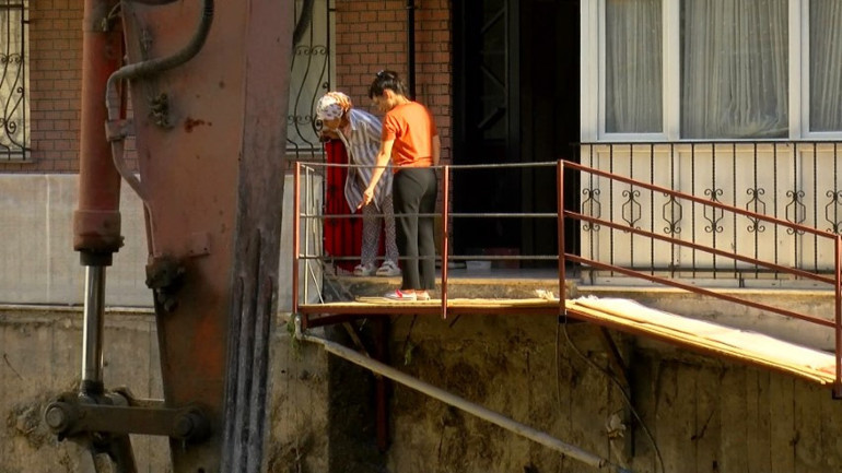 İstanbulda 5 katlı binada yürekler ağza geldi... Evlerine vinçle girip çıktılar