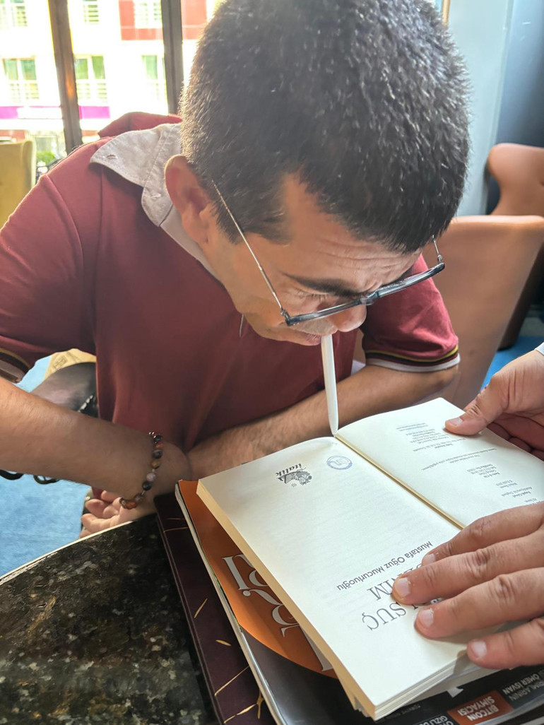 Dişleriyle yazıyor sözüyle umut oluyor