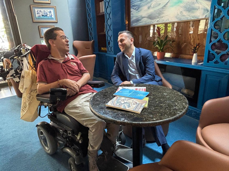 Dişleriyle yazıyor sözüyle umut oluyor