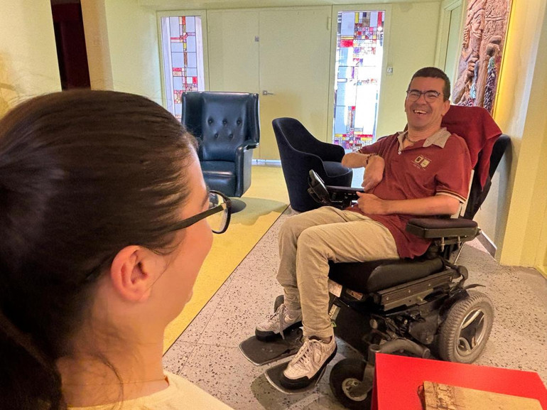 Dişleriyle yazıyor sözüyle umut oluyor