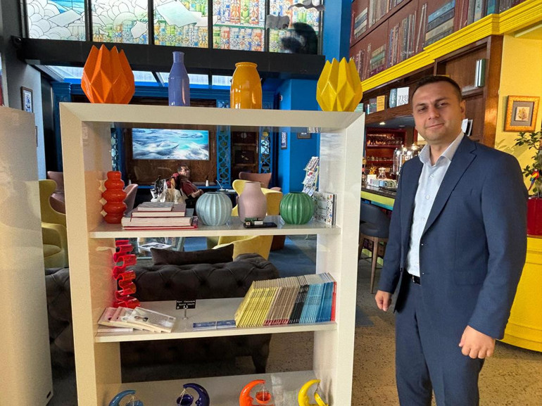 Dişleriyle yazıyor sözüyle umut oluyor