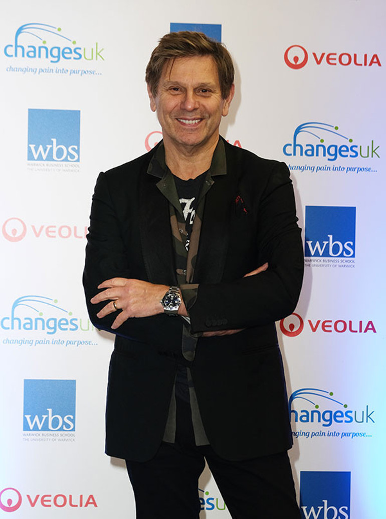 Bir dönemin en gözde bekarıydı… Ünlü müzisyen kızını gelin etti: Düğünde damattan rol çaldı