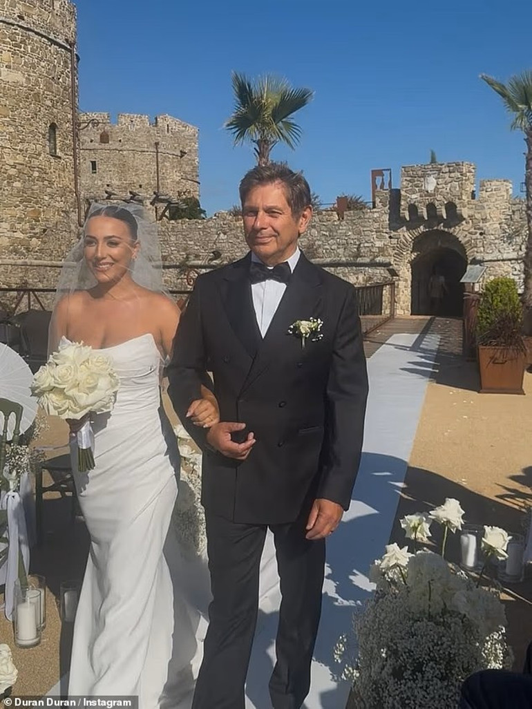 Bir dönemin en gözde bekarıydı… Ünlü müzisyen kızını gelin etti: Düğünde damattan rol çaldı