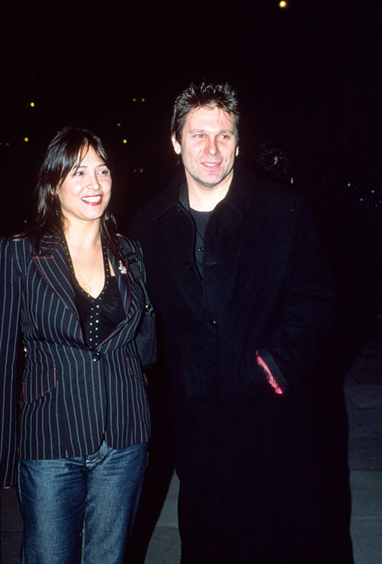 Bir dönemin en gözde bekarıydı… Ünlü müzisyen kızını gelin etti: Düğünde damattan rol çaldı