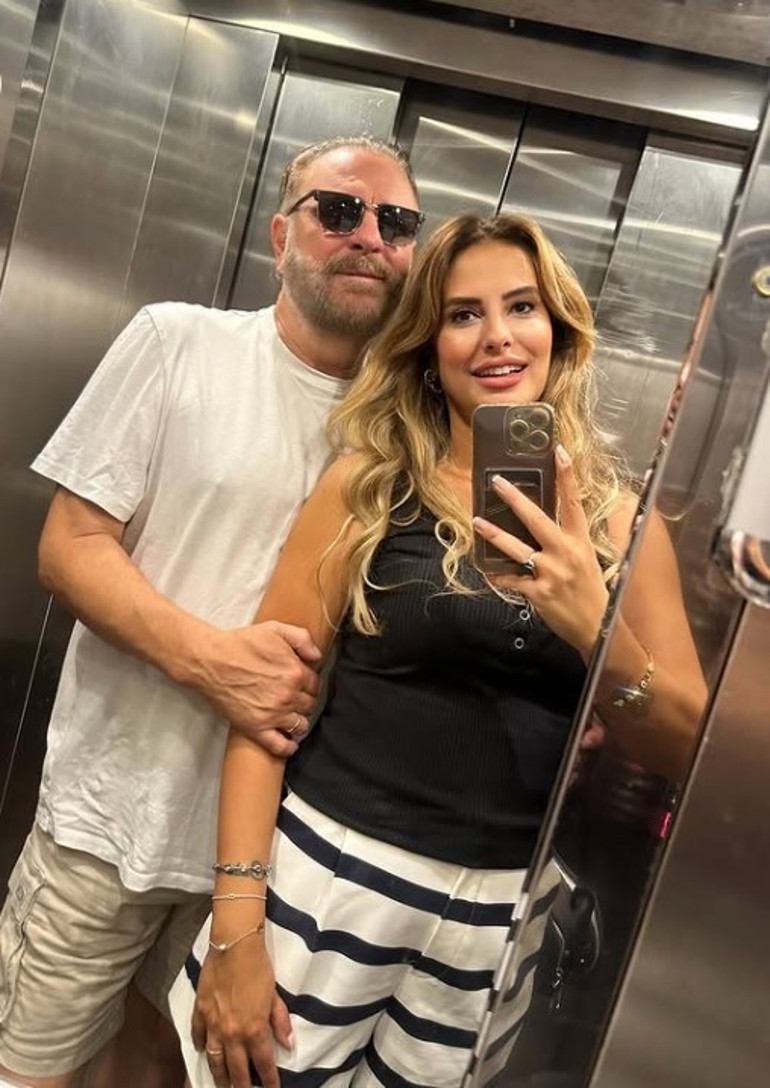 26 yaş küçük eşle asansör selfiesi