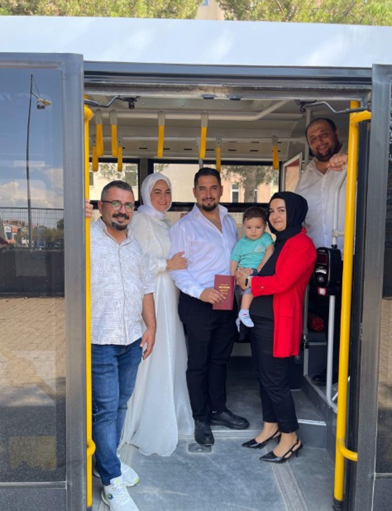 Nikahlarına otobüs şoförü yetiştirdi, şoförü nikah şahidi yaptılar