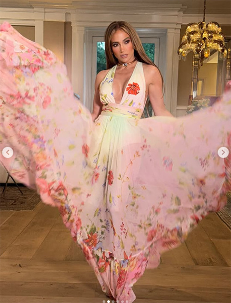 Kimsenin gözü çiçekli elbiseyi görmedi... Meğer bekar evinin oturma odası böyleymiş