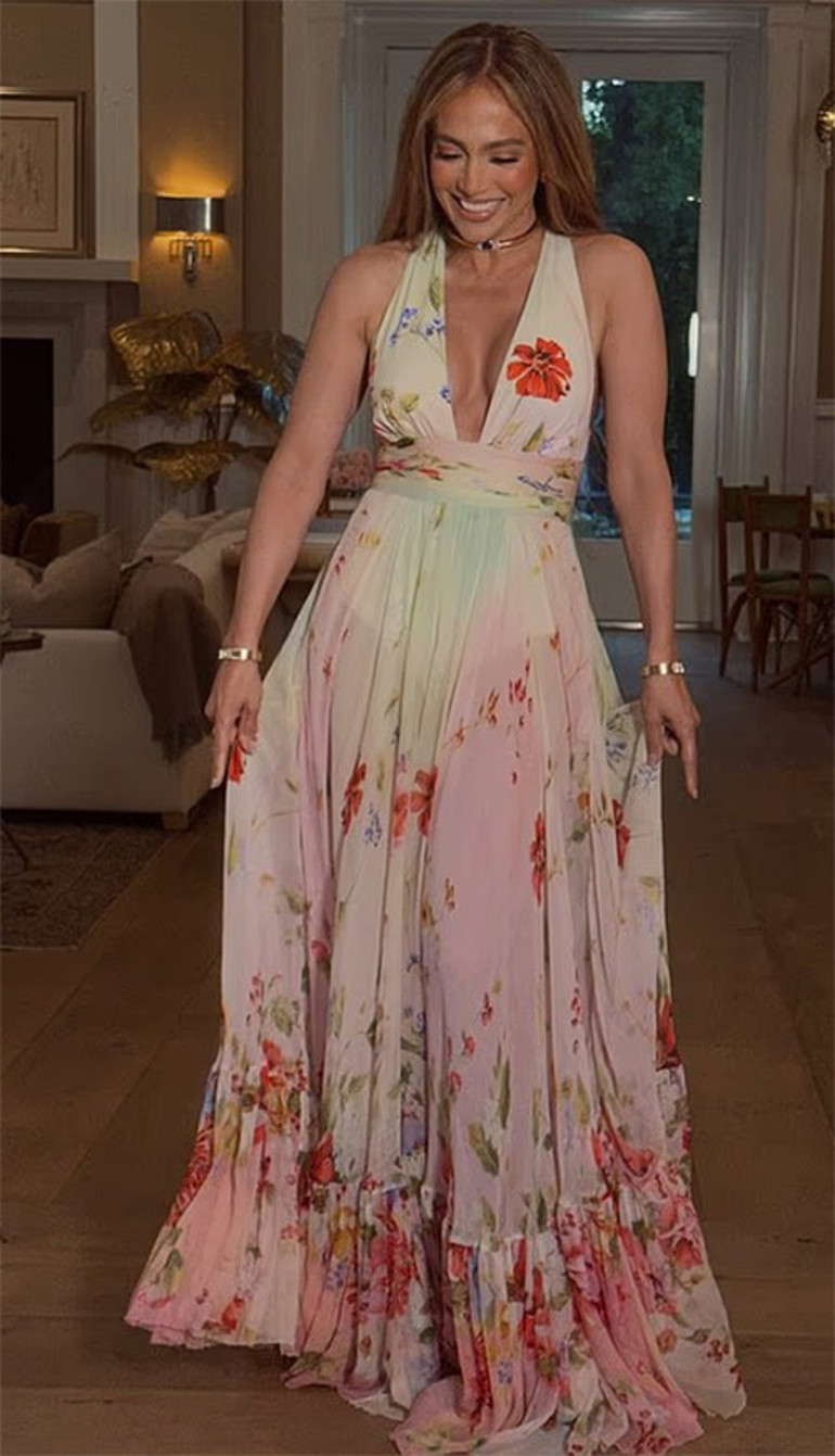 Kimsenin gözü çiçekli elbiseyi görmedi... Meğer bekar evinin oturma odası böyleymiş