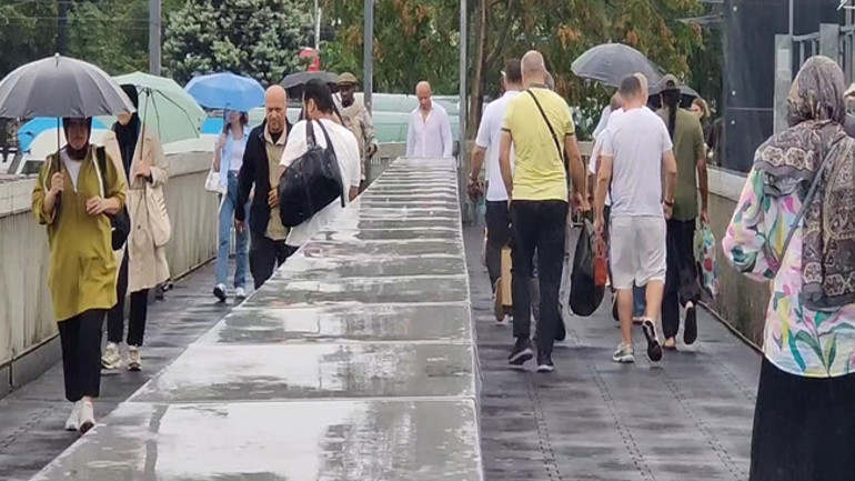 Kuvvetli gök gürültülü sağanak geliyor Fırtına ve yağış alarmı | Meteoroloji saat vererek uyardı: İşte yağışların etkili olacağı iller