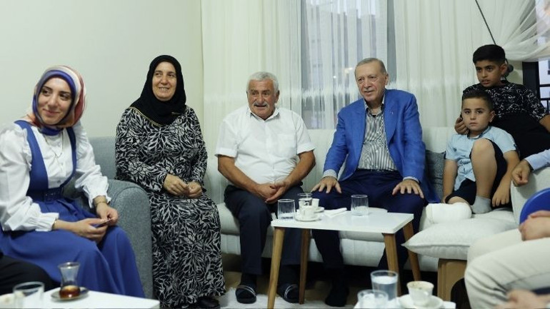 Cumhurbaşkanı, depremzede aileye misafir oldu