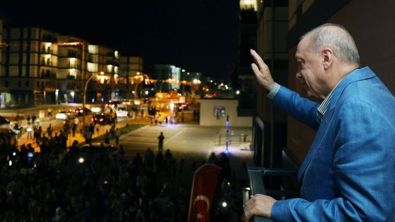 Cumhurbaşkanı Erdoğan, depremzede aileye misafir oldu
